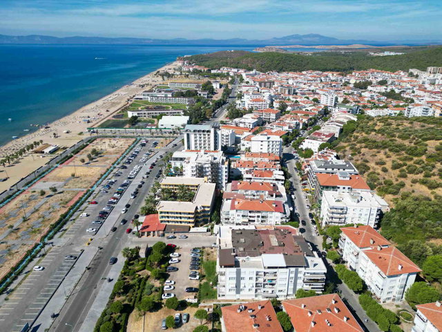 SARIMSAKLI'DA PLAJA BİRKAÇ ADIM, BAHÇE KATI SATILIK 2+1 DAİRE
