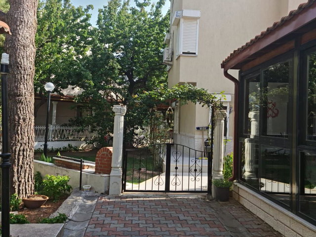 ALTINOVA TATLI SU’DA DENİZE SIFIR BÖLGEDE, SATILIK TRİPLEX VİLLA
