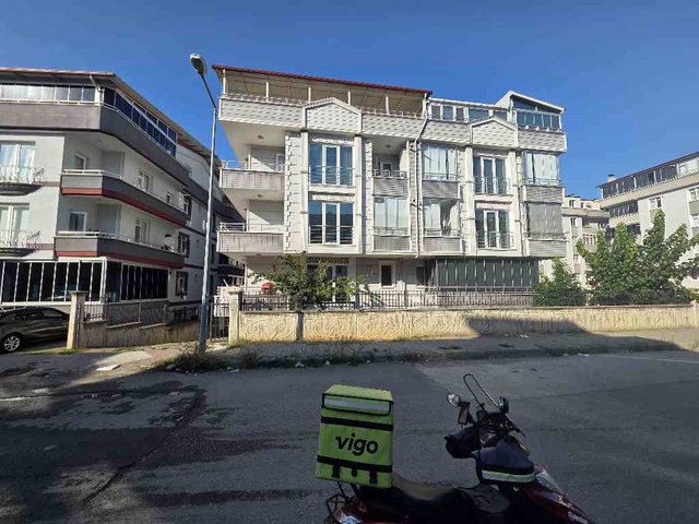 REMAX PARLA DAN TRANVAY ALTI KİRALİK 3+1 DAİRE