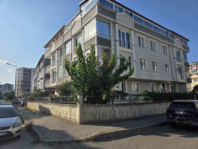 REMAX PARLA DAN TRANVAY ALTI KİRALİK 3+1 DAİRE