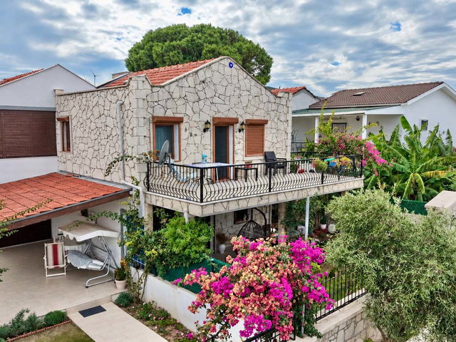 ALAÇATI’DA MERKEZI YAŞAMI VE  HUZURU BIR ARADA SUNAN 3+1 VILLA