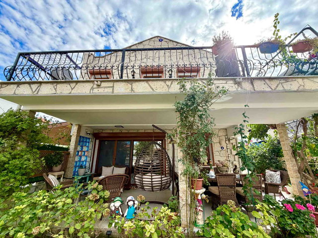 ALAÇATI’DA MERKEZI YAŞAMI VE  HUZURU BIR ARADA SUNAN 3+1 VILLA