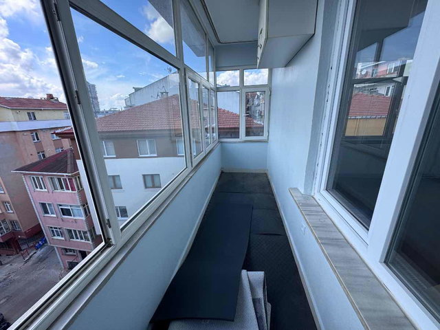 TOPLU TAŞIMA VE ÜNİVERSİTELERE YAKIN MERKEZİ KONUMDA GENİŞ BALKONLU 1+1