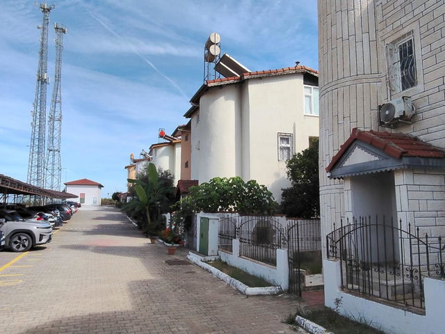 SIDE KUMKÖY AKDENIZ TATIL SITESI’NDE TAŞ MIMARILI, BAHÇELI & TERASLI İKIZ VILLA