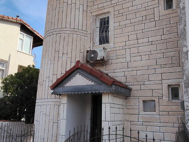SIDE KUMKÖY AKDENIZ TATIL SITESI’NDE TAŞ MIMARILI, BAHÇELI & TERASLI İKIZ VILLA