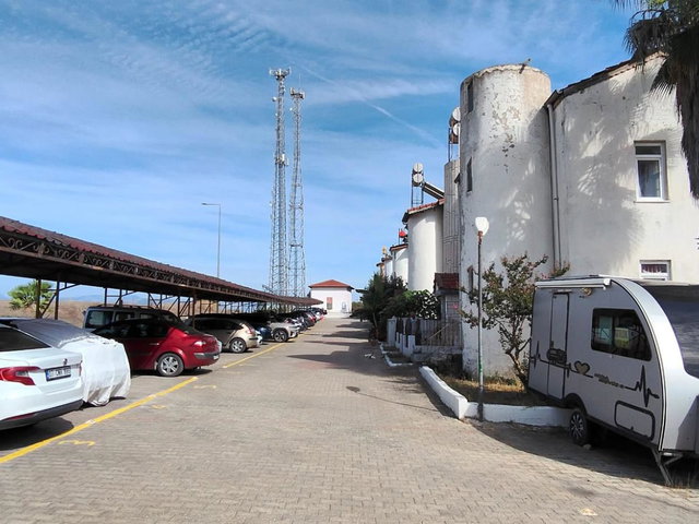 SIDE KUMKÖY AKDENIZ TATIL SITESI’NDE TAŞ MIMARILI, BAHÇELI & TERASLI İKIZ VILLA