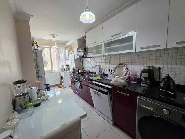 BEYLİKDÜZÜ YAKUPLU 2+1 METROBÜSE YAKIN ARAKAT SATILIK DAİRE