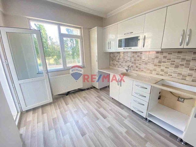 REMAX LACİVERT'TEN ŞÜKRÜPAŞA'DA 3+1 KİRALIK DAİRE