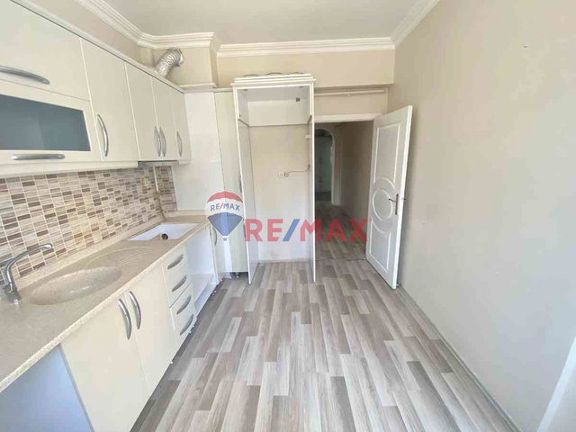 REMAX LACİVERT'TEN ŞÜKRÜPAŞA'DA 3+1 KİRALIK DAİRE
