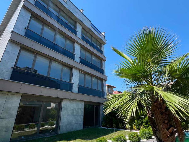 AVCILAR FİRÜZKÖY'DE GÖL MANZARALI HAVUZLU VİLLA