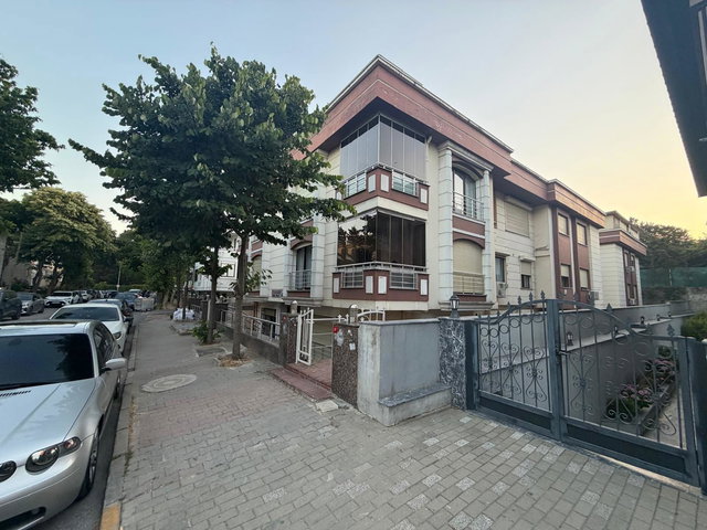 BAKIRKÖY FLORYA ŞENLİKKÖY
FLORYA ATATÜRK ORMANI YANINDA
2 BLOKLU SİTE İÇİNDE
3+1 BAHÇE KATI