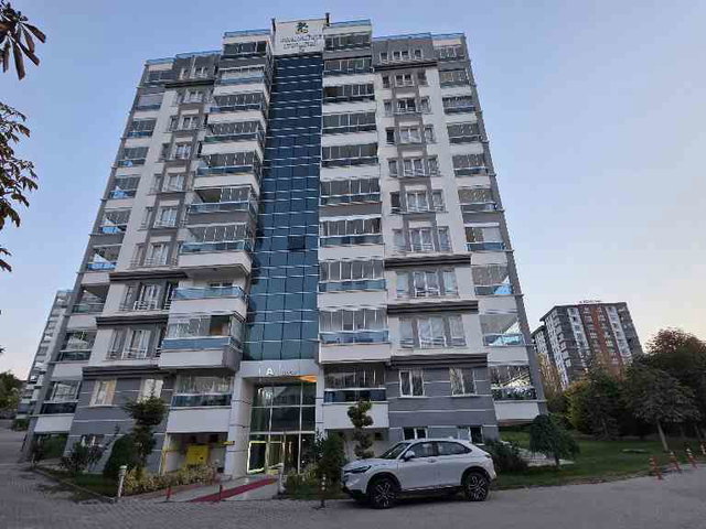 BAĞLICA'DA SİTE İÇİNDE ARA KAT GENİŞ VE FERAH SATILIK 4+1 DAİRE