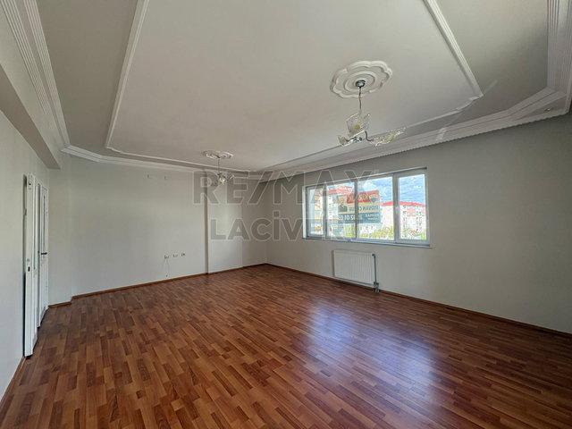RE/MAX LACİVERT'TEN YILDIZKENT'TE KİRALIK 3+1 DAİRE