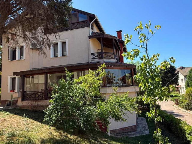 SAPANCA'DA PRESTİJLİ SİTEDE 4+1 FULL YAPILI LÜKS VİLLA