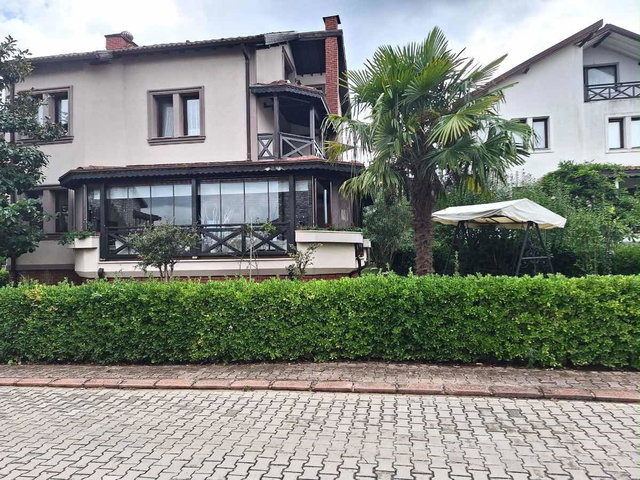 SAPANCA'DA PRESTİJLİ SİTEDE 4+1 FULL YAPILI LÜKS VİLLA
