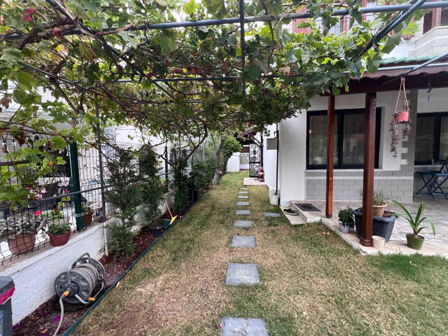 URLA'DA TAM MÜSTAKIL KUM DENIZINE 100 METRE 5+1 SATILIK VILLA