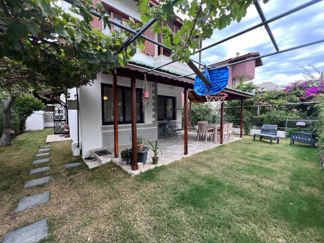 URLA'DA TAM MÜSTAKIL KUM DENIZINE 100 METRE 5+1 SATILIK VILLA