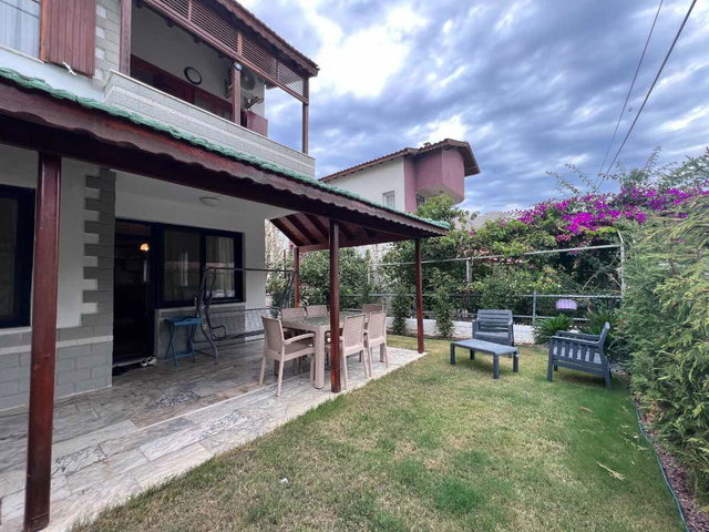 URLA'DA TAM MÜSTAKIL KUM DENIZINE 100 METRE 5+1 SATILIK VILLA