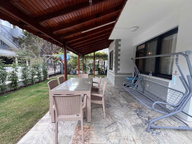 URLA'DA TAM MÜSTAKIL KUM DENIZINE 100 METRE 5+1 SATILIK VILLA