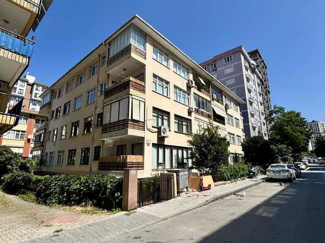 MERDİVENKÖY’DE LÜX YAPI, YENİLENMİŞ  2+1 DAİRE