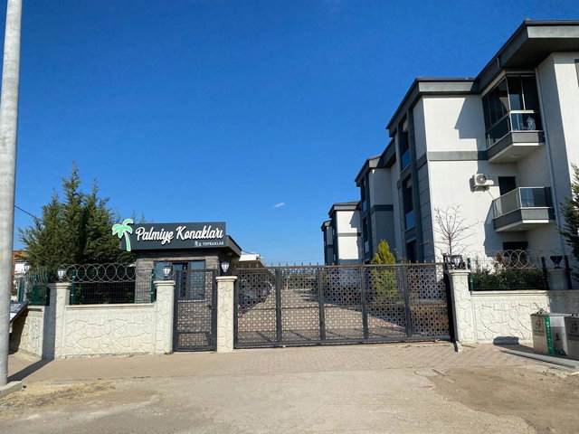 PALMİYE KONAKLARINDA HAVUZ MANZARALI ARA KAT SATILIK DAİRE