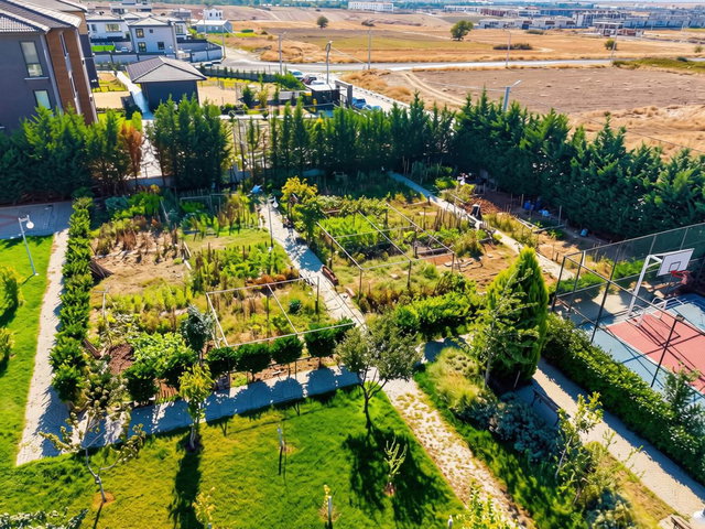 PALMİYE KONAKLARINDA HAVUZ MANZARALI ARA KAT SATILIK DAİRE
