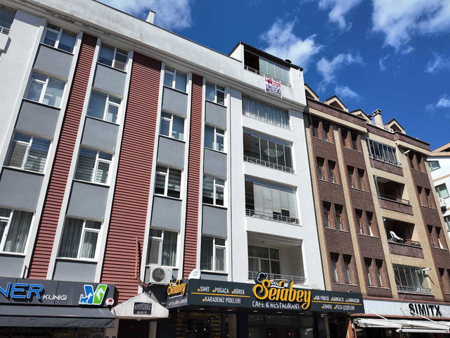 AKYAZI MAHALLESİ'NDE SAHİLE YÜRÜME MESAFESİNDE GENİŞ 3+1 DAİRE