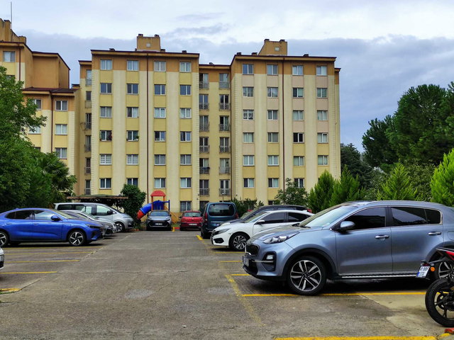 GEBZE YENİKENT TE SATILIK 3*1 YENİLENMİŞ  ARA KAT DAİRE