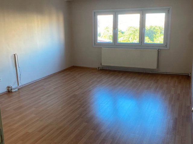 ATAŞEHİR ACARLAR SİTESİNDE SATILIK 3+1 IÇI YENILENMIŞ DAIRE