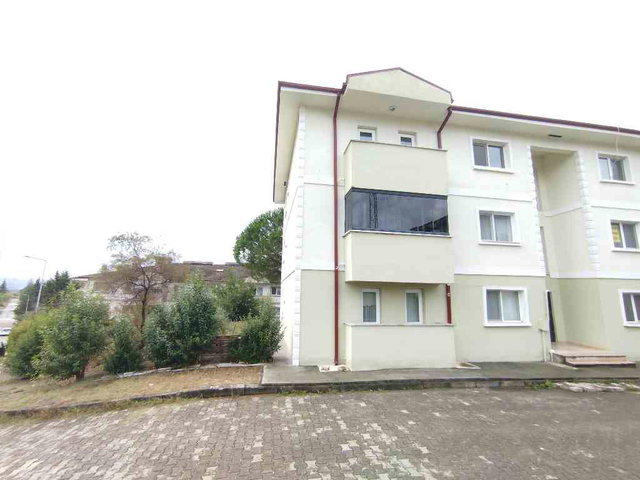 KARAMAN MAHALLESİNDE İÇİ YAPILI 3.KAT MERKEZİ KONUMLU  KİRALIK DAİRE