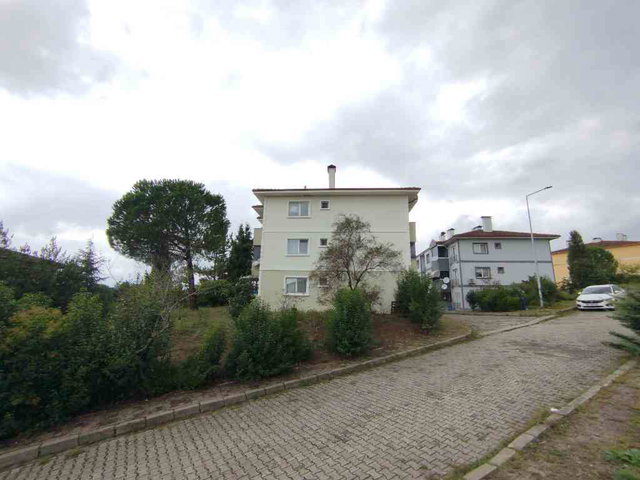 KARAMAN MAHALLESİNDE İÇİ YAPILI 3.KAT MERKEZİ KONUMLU  KİRALIK DAİRE