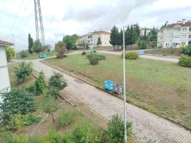KARAMAN MAHALLESİNDE İÇİ YAPILI 3.KAT MERKEZİ KONUMLU  KİRALIK DAİRE