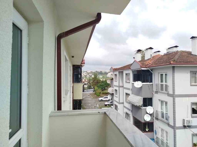 KARAMAN MAHALLESİNDE İÇİ YAPILI 3.KAT MERKEZİ KONUMLU  KİRALIK DAİRE
