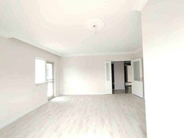 KARAMAN MAHALLESİNDE İÇİ YAPILI 3.KAT MERKEZİ KONUMLU  KİRALIK DAİRE
