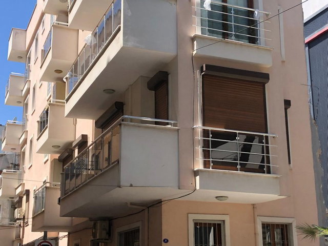 BORNOVA KÜÇÜK PARKTA GENÇ BINADA SATILIK 3+1 DAIRE