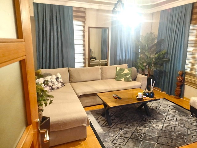 BORNOVA KÜÇÜK PARKTA GENÇ BINADA SATILIK 3+1 DAIRE