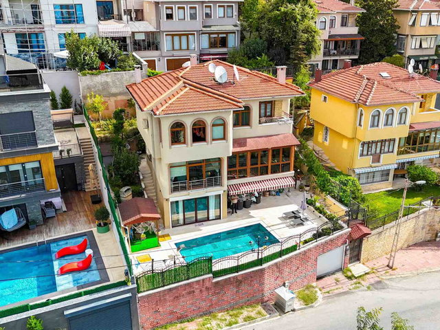 DENIZ VE ADALAR MANZARALI TRIPLEKS VILLA