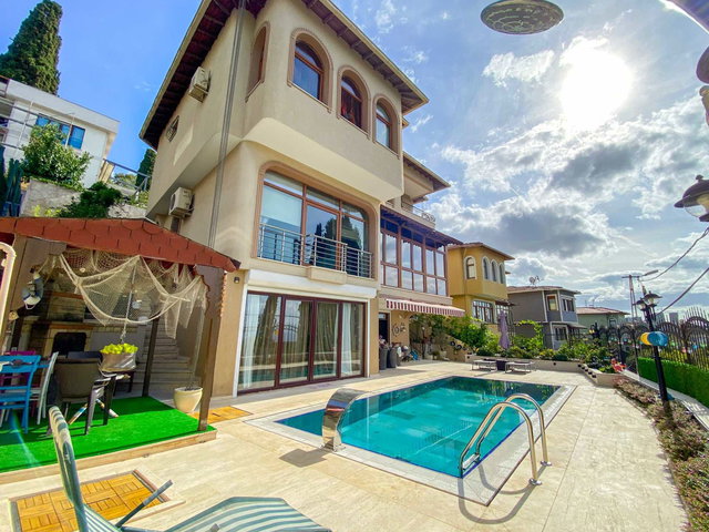 DENIZ VE ADALAR MANZARALI TRIPLEKS VILLA
