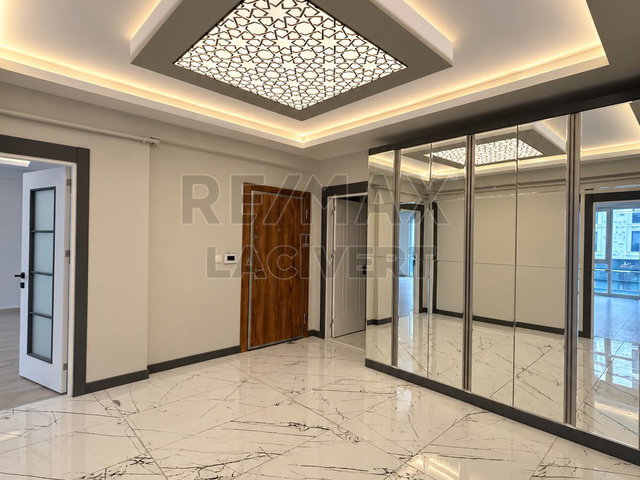 RE/MAX LACIVERT'TEN YILDIZKENT'DE KIRALIK 4+1 LÜKS DAIRE