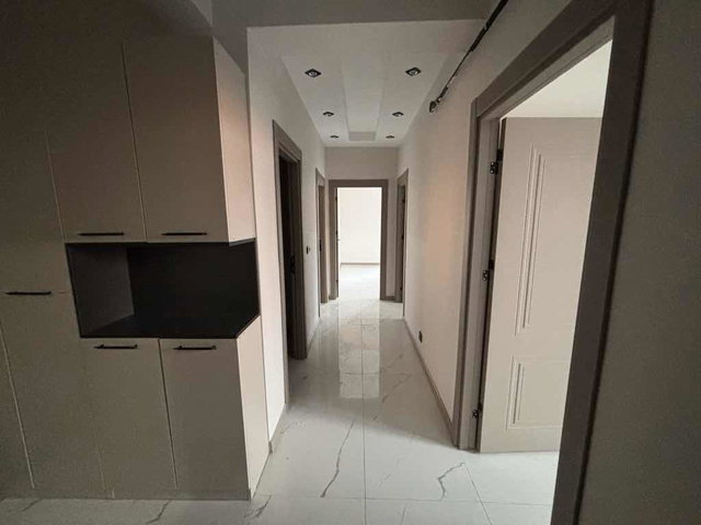 EMEK MAHALLESİ’NDE HAVUZLU, PEYZAJLI SİTEDE SATILIK 2+1