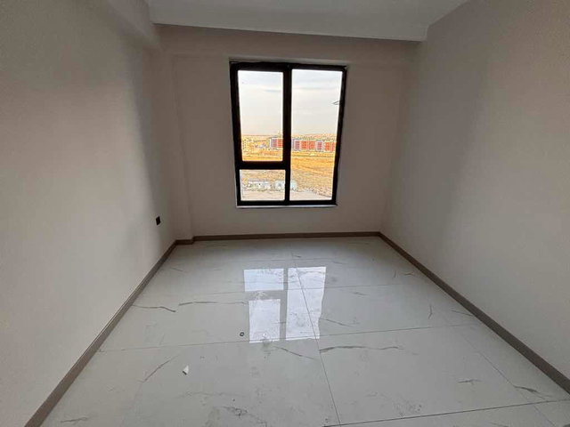 EMEK MAHALLESİ’NDE HAVUZLU, PEYZAJLI SİTEDE SATILIK 2+1