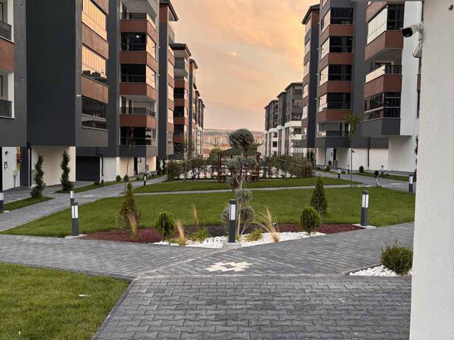 EMEK MAHALLESİ’NDE HAVUZLU, PEYZAJLI SİTEDE SATILIK 2+1
