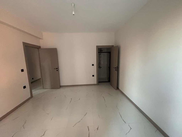 EMEK MAHALLESİ’NDE HAVUZLU, PEYZAJLI SİTEDE SATILIK 2+1