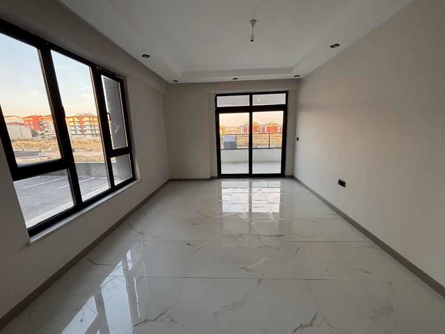 EMEK MAHALLESİ’NDE HAVUZLU, PEYZAJLI SİTEDE SATILIK 2+1
