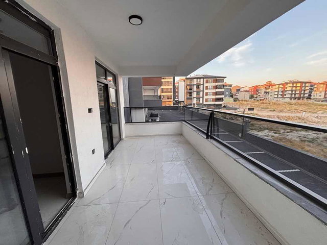 EMEK MAHALLESİ’NDE HAVUZLU, PEYZAJLI SİTEDE SATILIK 2+1