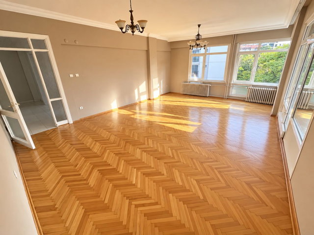 BATI MAHALLESİNDE BALKONLU ARA KAT SATILIK GENİŞ 3+1 DAİRE