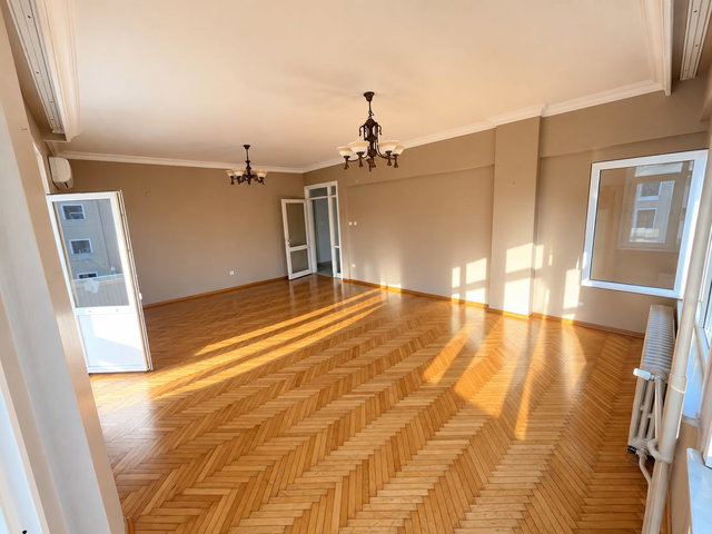BATI MAHALLESİNDE BALKONLU ARA KAT SATILIK GENİŞ 3+1 DAİRE