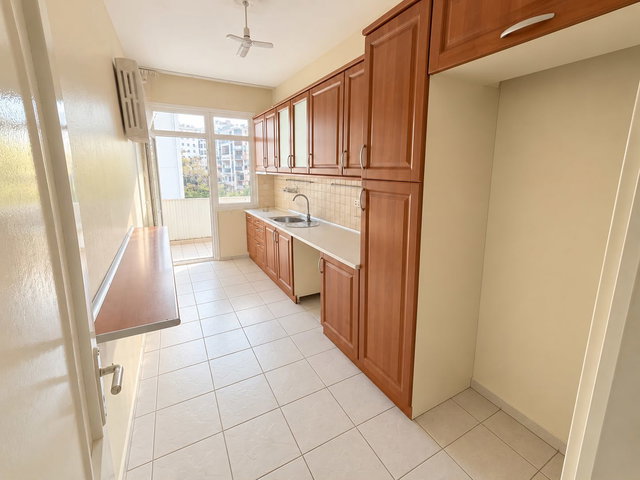 BATI MAHALLESİNDE BALKONLU ARA KAT SATILIK GENİŞ 3+1 DAİRE