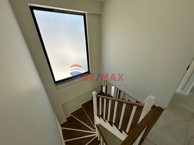 SAPANCA KURTKÖY SİTE İÇİ 4+1 MÜSTAKİL HAVUZLU VİLLA