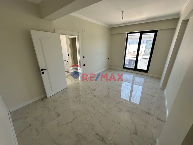 SAPANCA KURTKÖY SİTE İÇİ 4+1 MÜSTAKİL HAVUZLU VİLLA